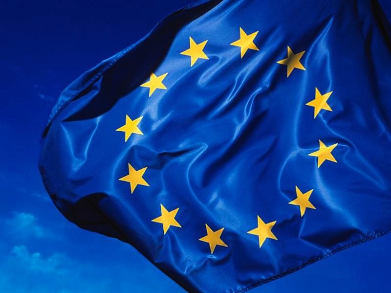 EU flag swaying1